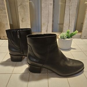 Vionic waterproof boots Size 9